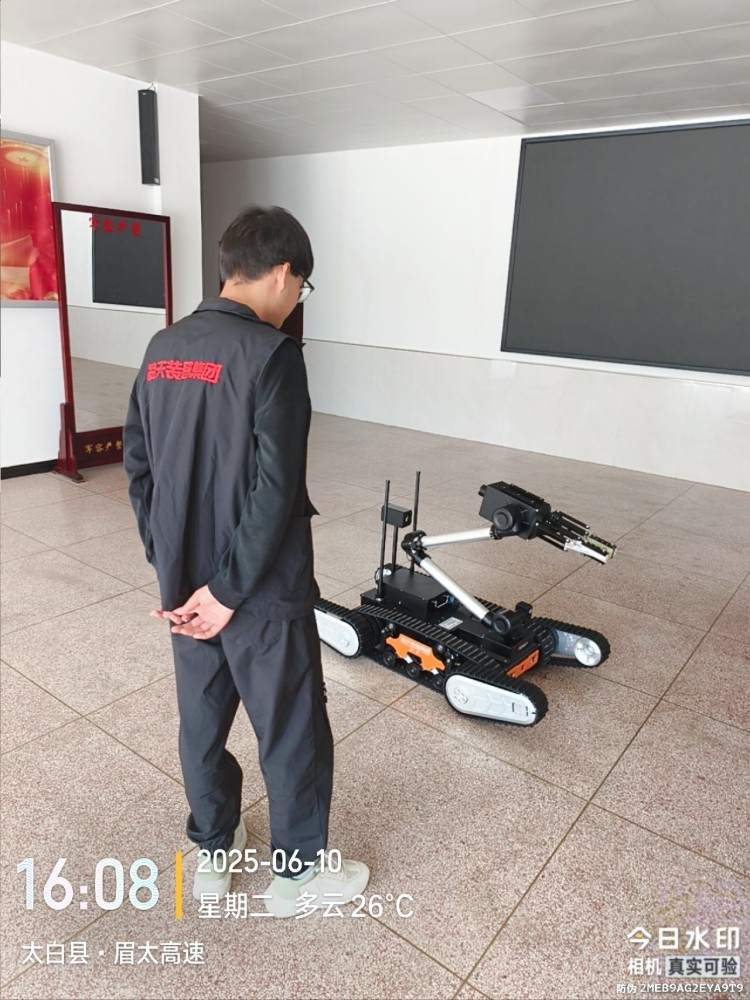 1762155030244831.jpg 雙擺臂排爆機器人驗收1.jpg